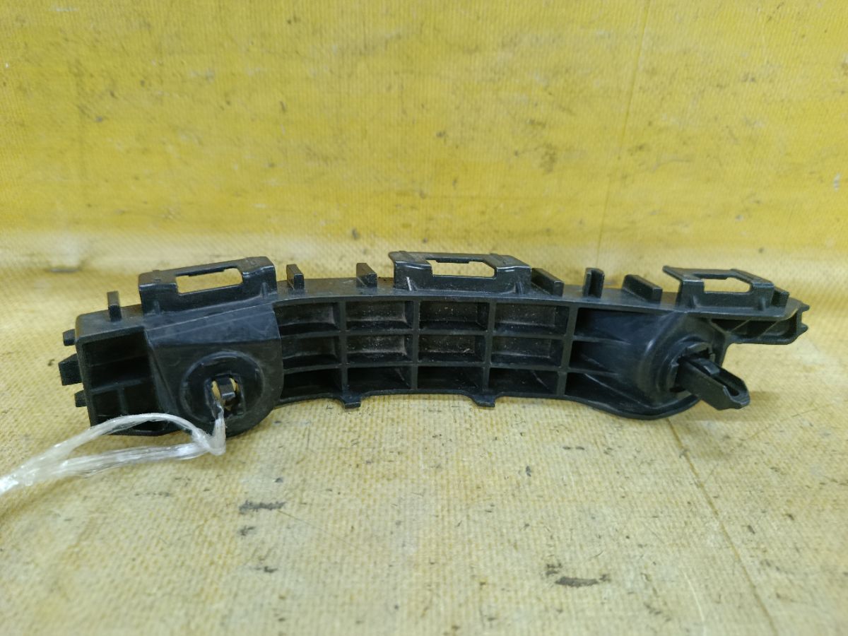 Крепление бампера 52536-K0030 на Toyota Yaris MXPH10 Фото 2