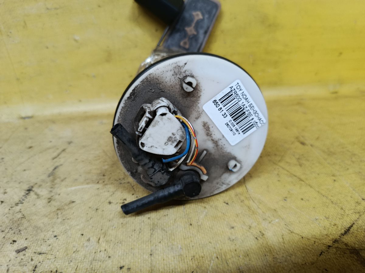 Бензонасос на Toyota Noah AZR60G 1AZ-FSE Фото 2