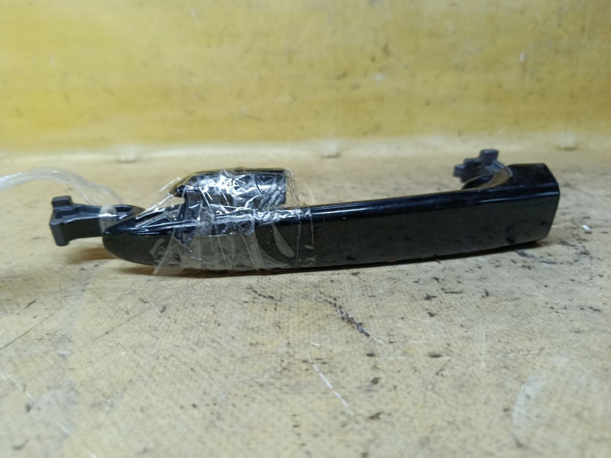 Ручка двери на Toyota Noah AZR60G Фото 1