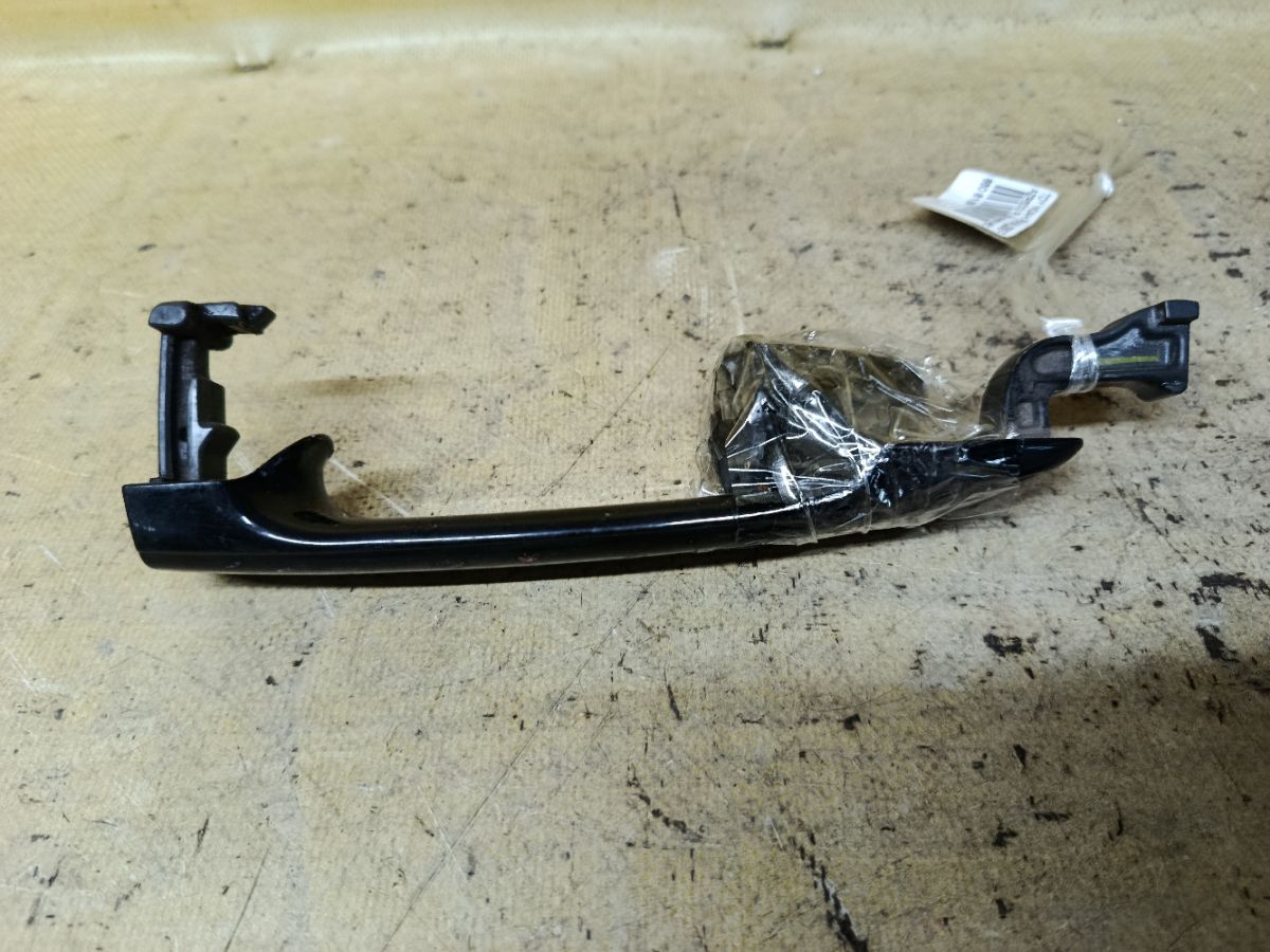 Ручка двери на Toyota Noah AZR60G Фото 2