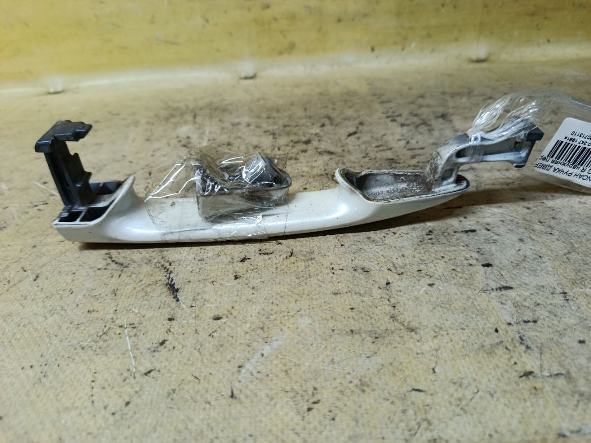 Ручка двери на Toyota Noah AZR60G Фото 2