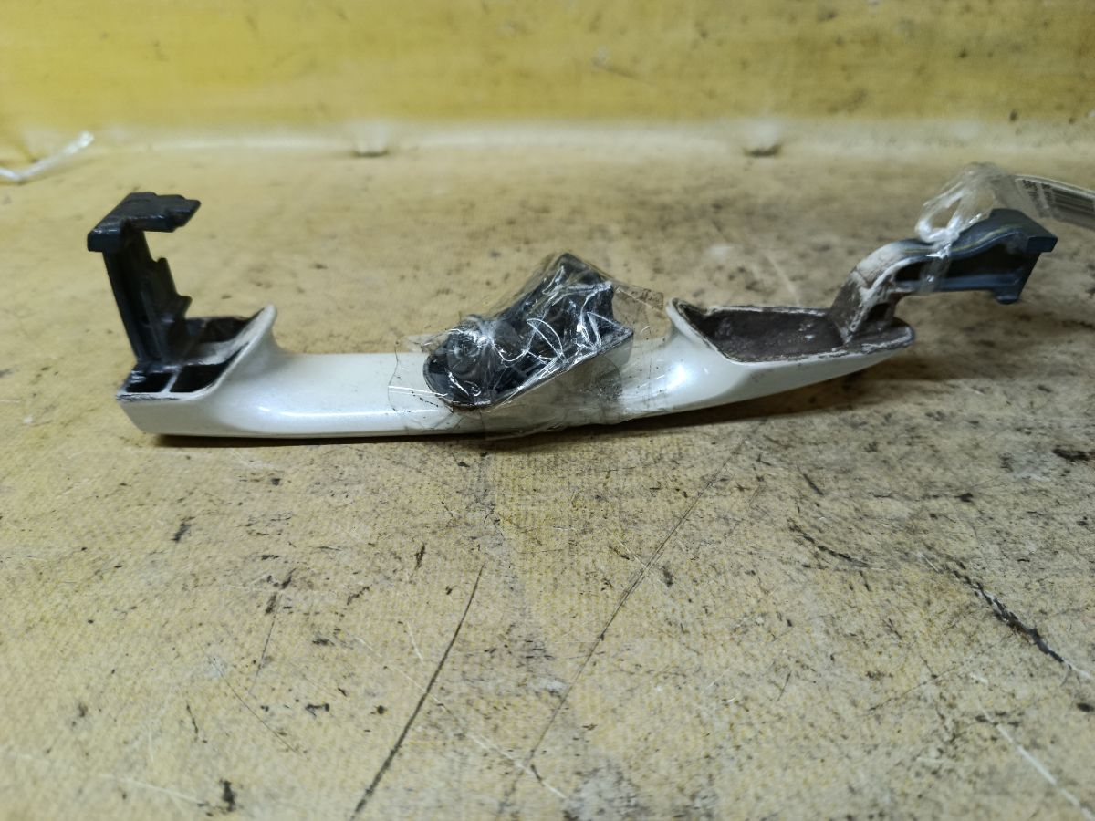 Ручка двери на Toyota Noah AZR60G Фото 2