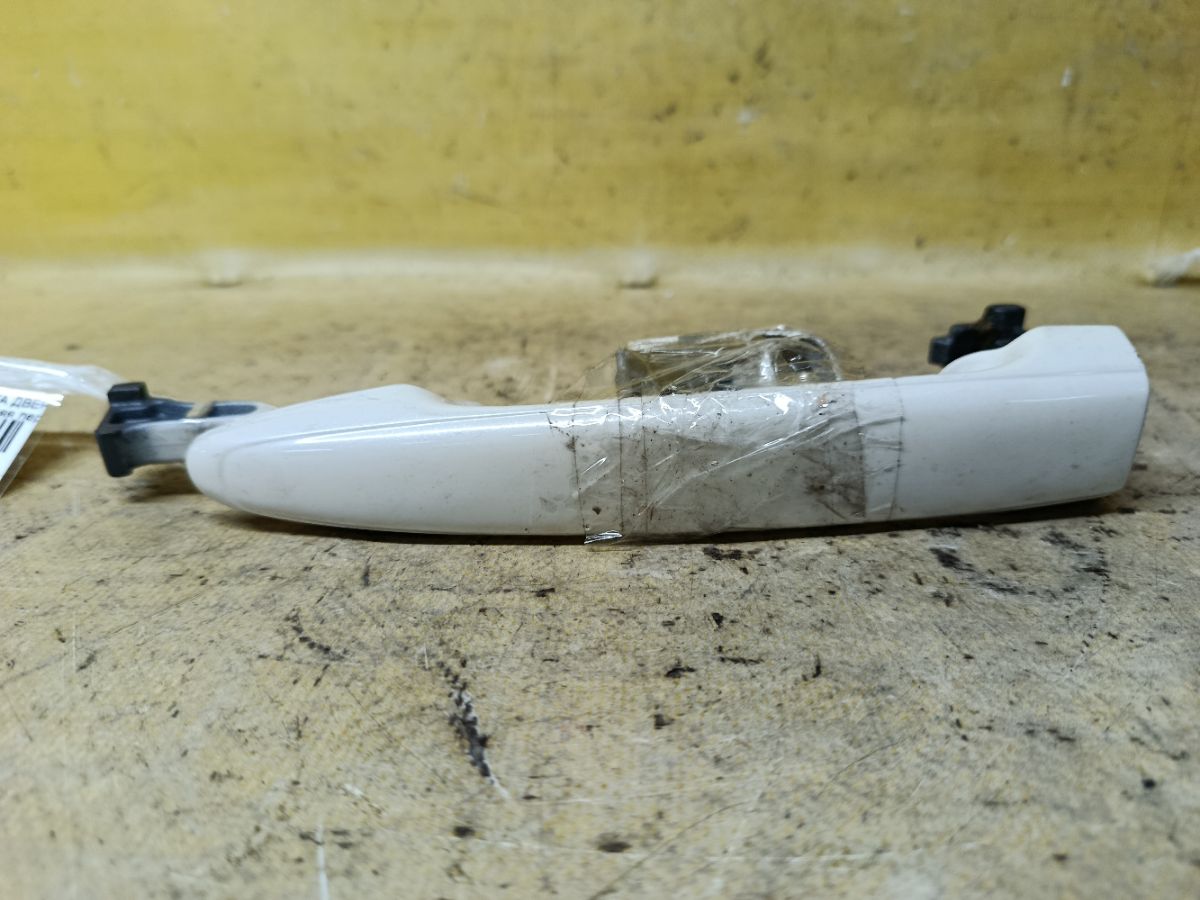 Ручка двери на Toyota Noah AZR60G Фото 1