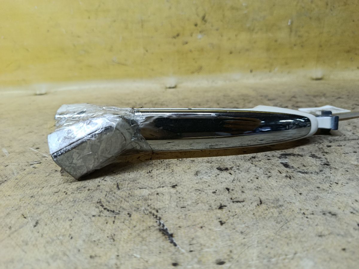 Ручка двери на Toyota Noah AZR60G Фото 1