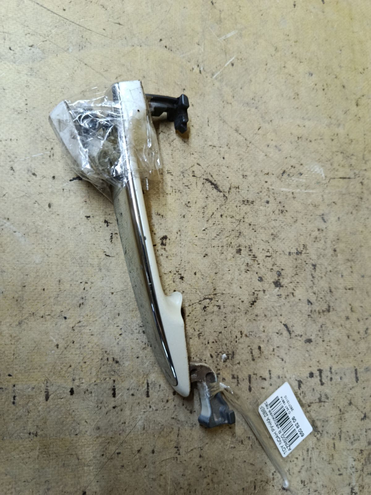 Ручка двери на Toyota Noah AZR60G Фото 2