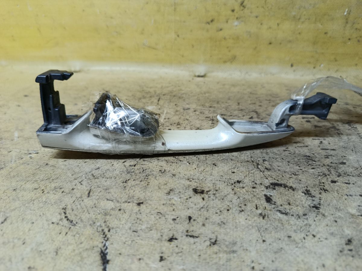 Ручка двери на Toyota Noah AZR60G Фото 2