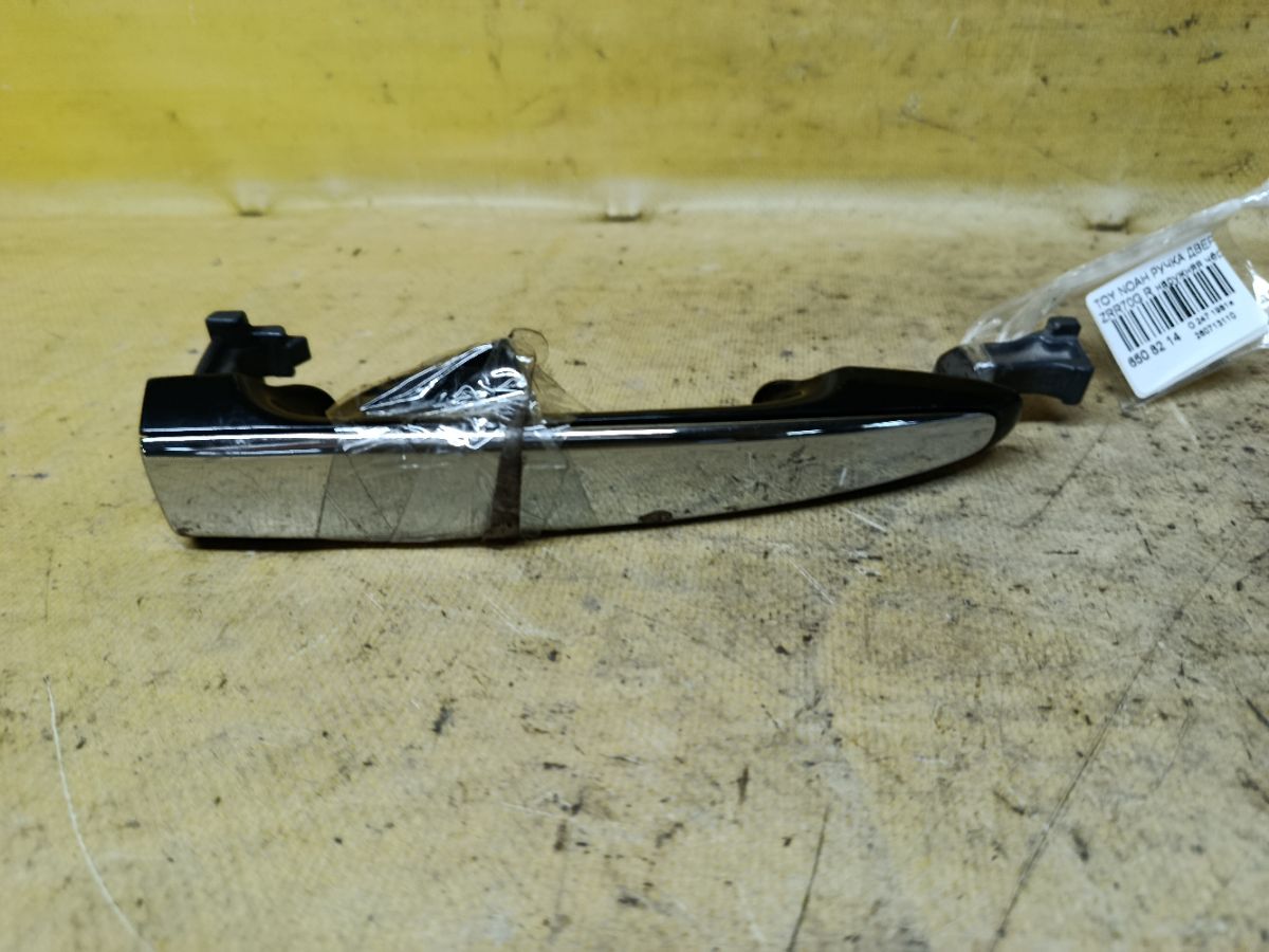 Ручка двери на Toyota Noah ZRR70G Фото 1