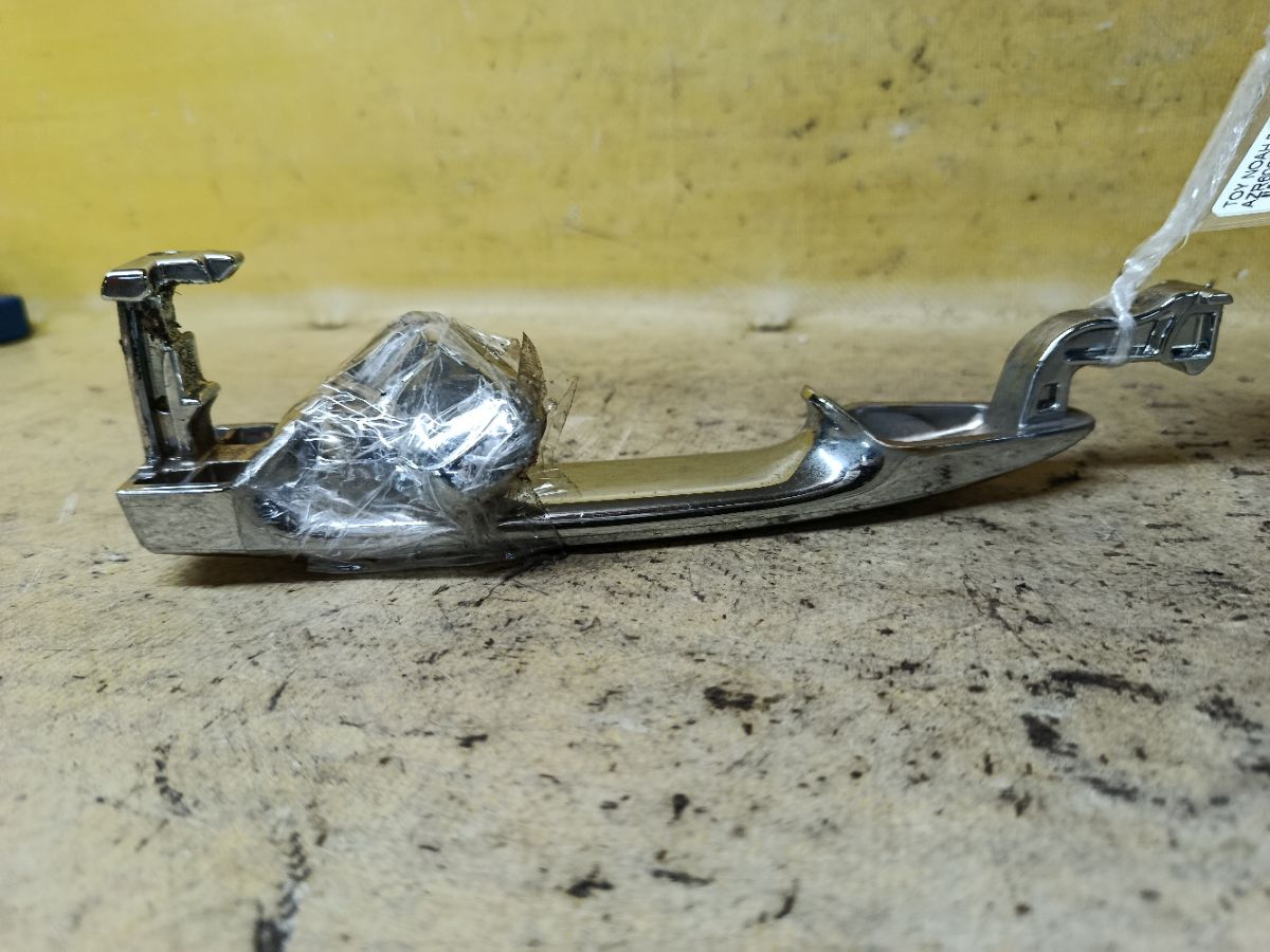 Ручка двери на Toyota Noah AZR60G Фото 2