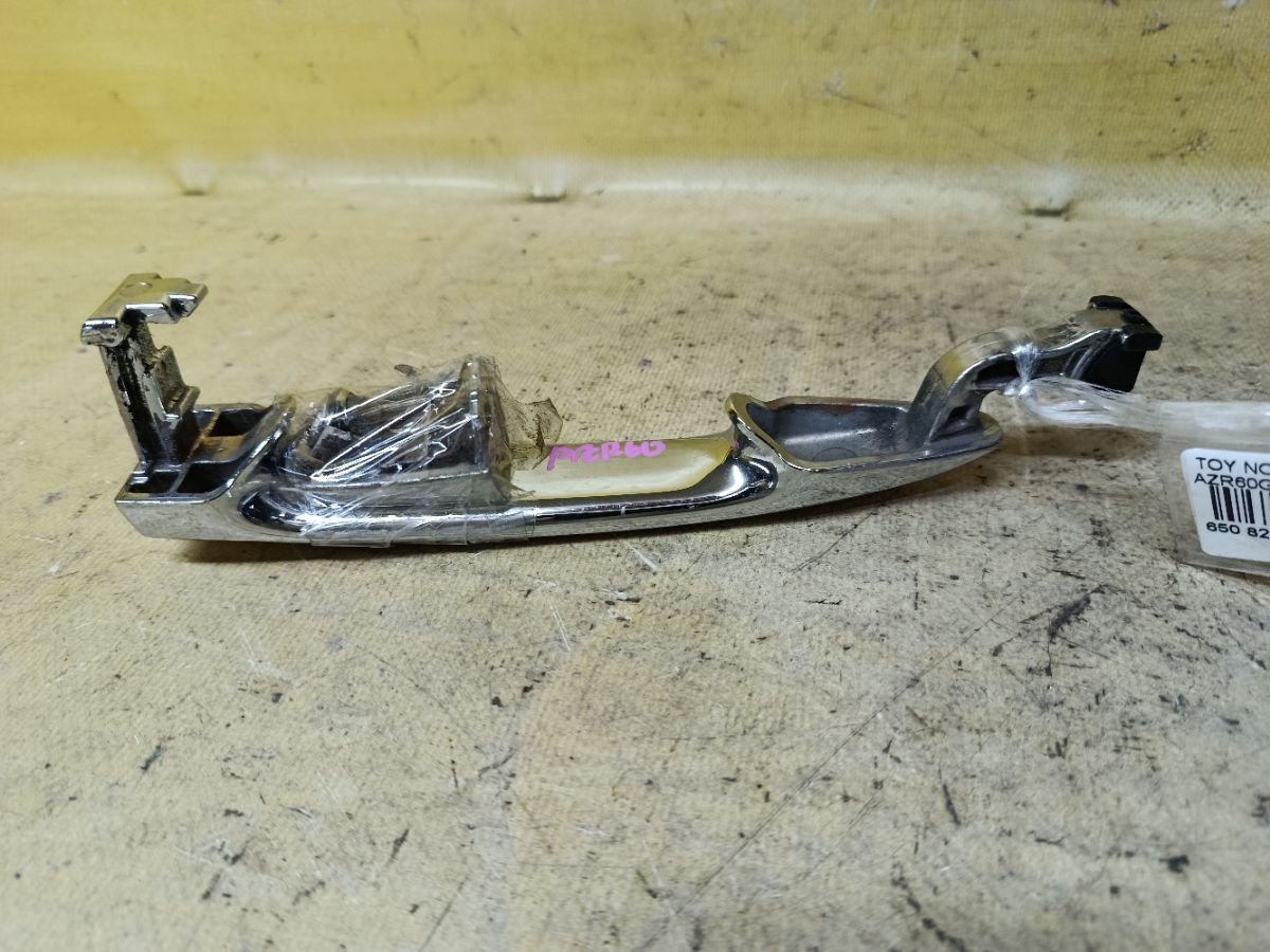 Ручка двери на Toyota Noah AZR60G Фото 2