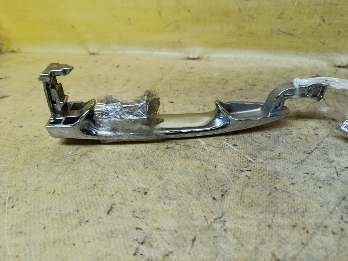 Ручка двери на Toyota Noah AZR60G Фото 2