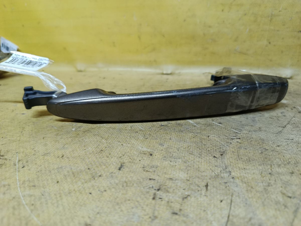 Ручка двери на Toyota Isis ANM10G Фото 1