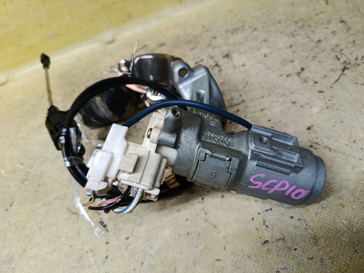Замок зажигания 69570-12180 на Toyota Vitz SCP10 Фото 4