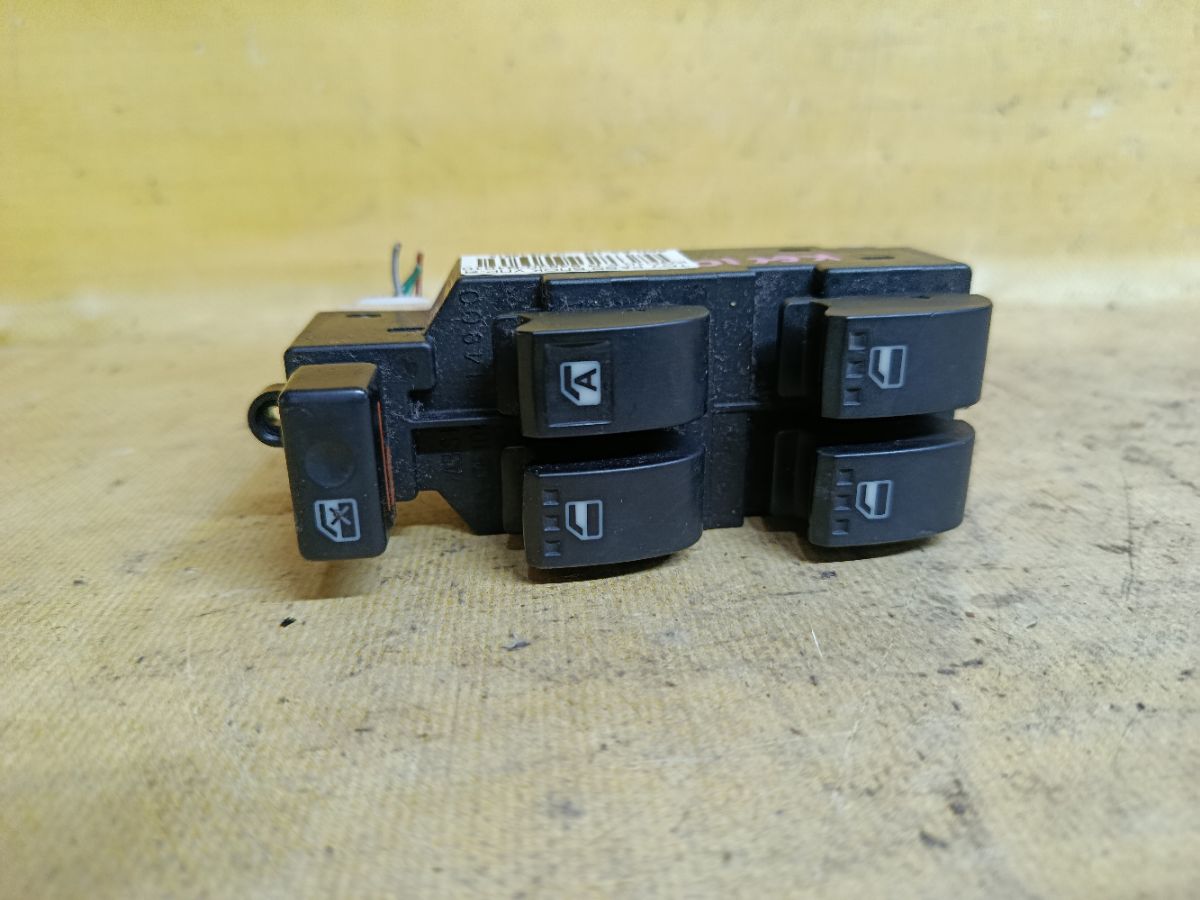 Блок упр-я стеклоподъемниками 84820-B1010 на Toyota Passo KGC10 Фото 1