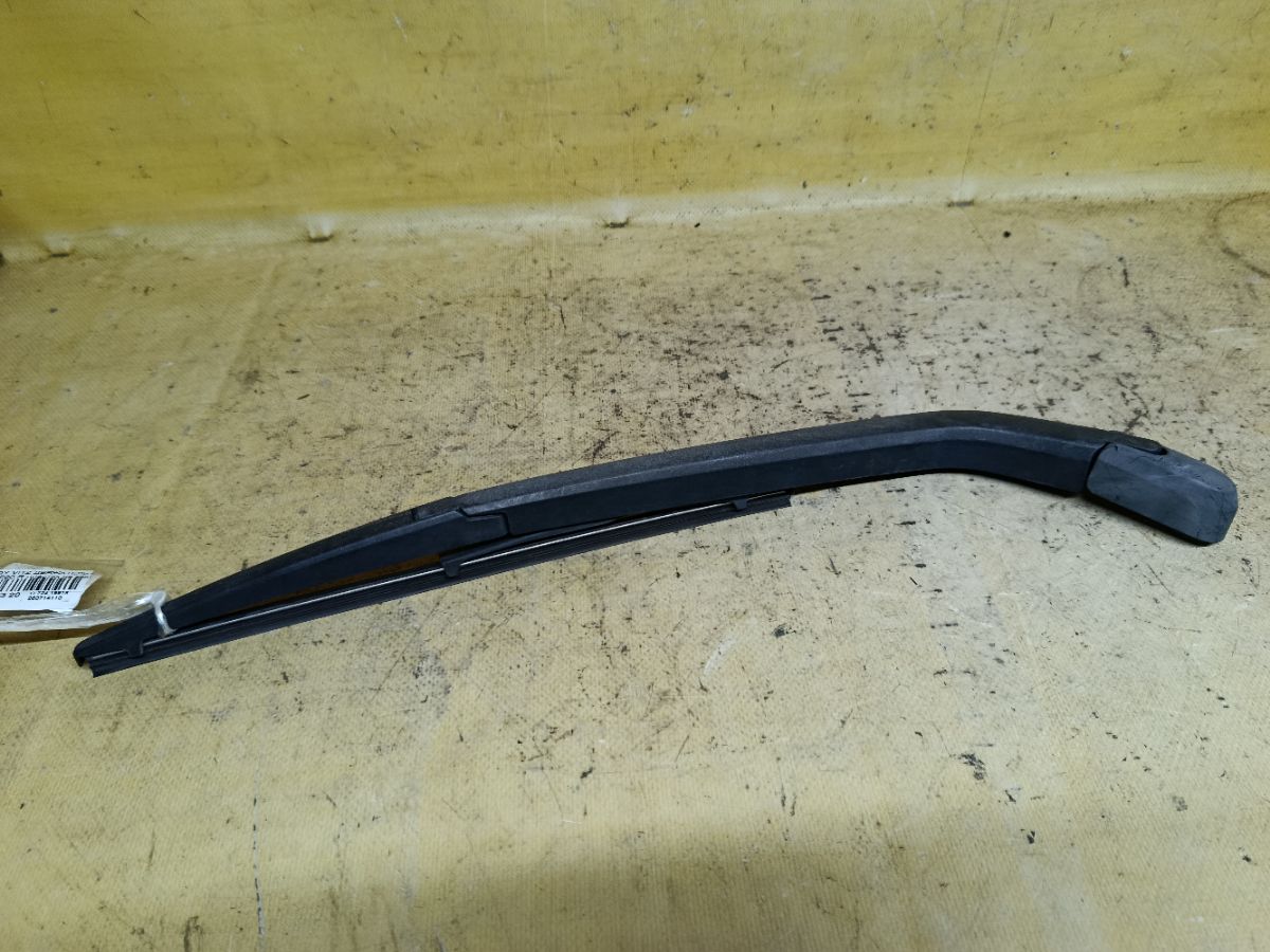 Держатель дворника 85241-52120 на Toyota Vitz SCP90 Фото 1