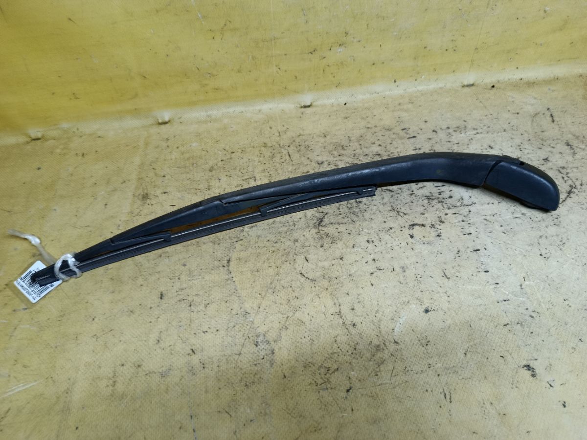 Держатель дворника 85241-B1030 на Toyota Passo KGC30 Фото 1