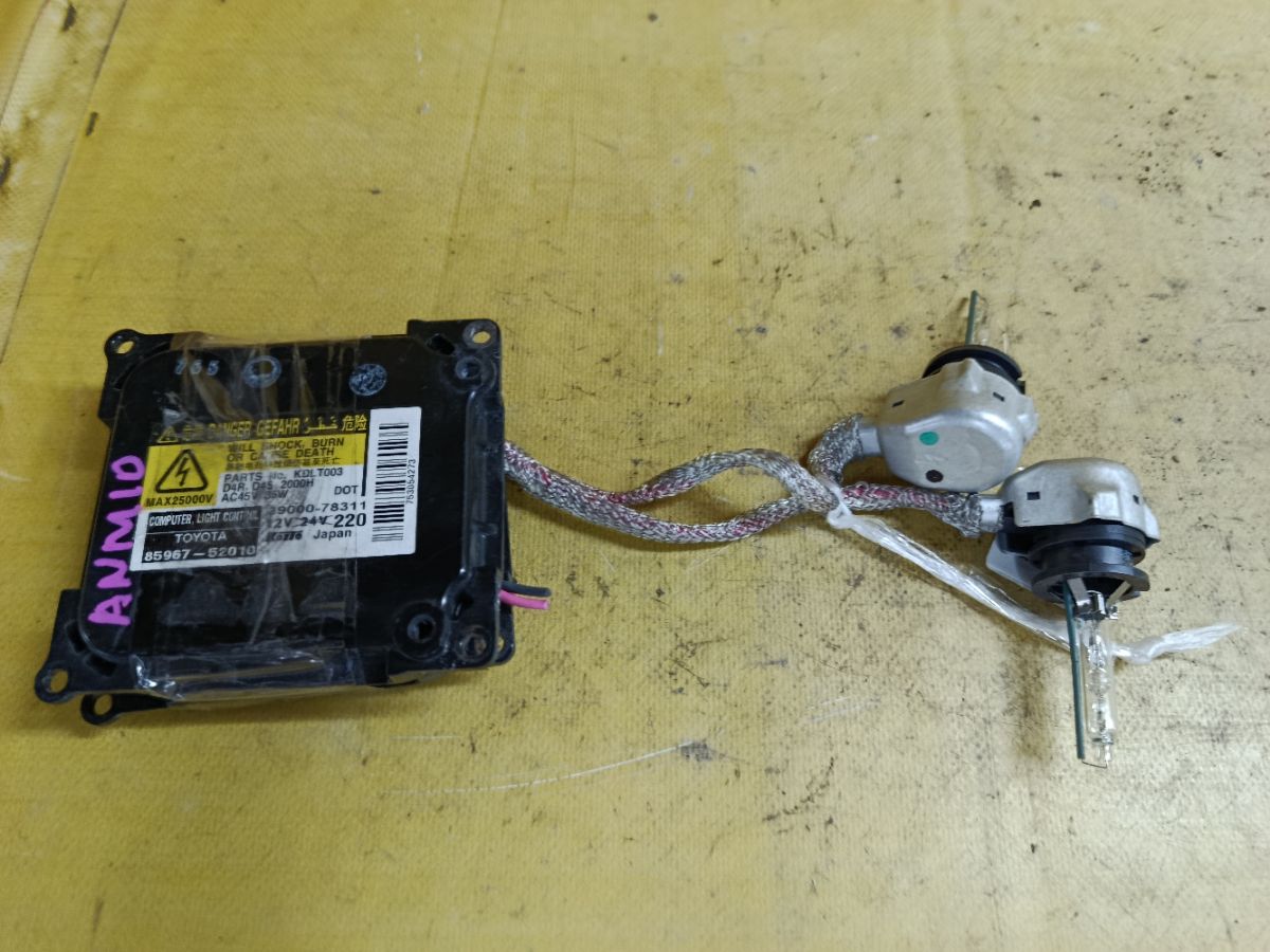 Блок розжига ксенона 85967-52010 на Toyota Isis ANM10G Фото 1