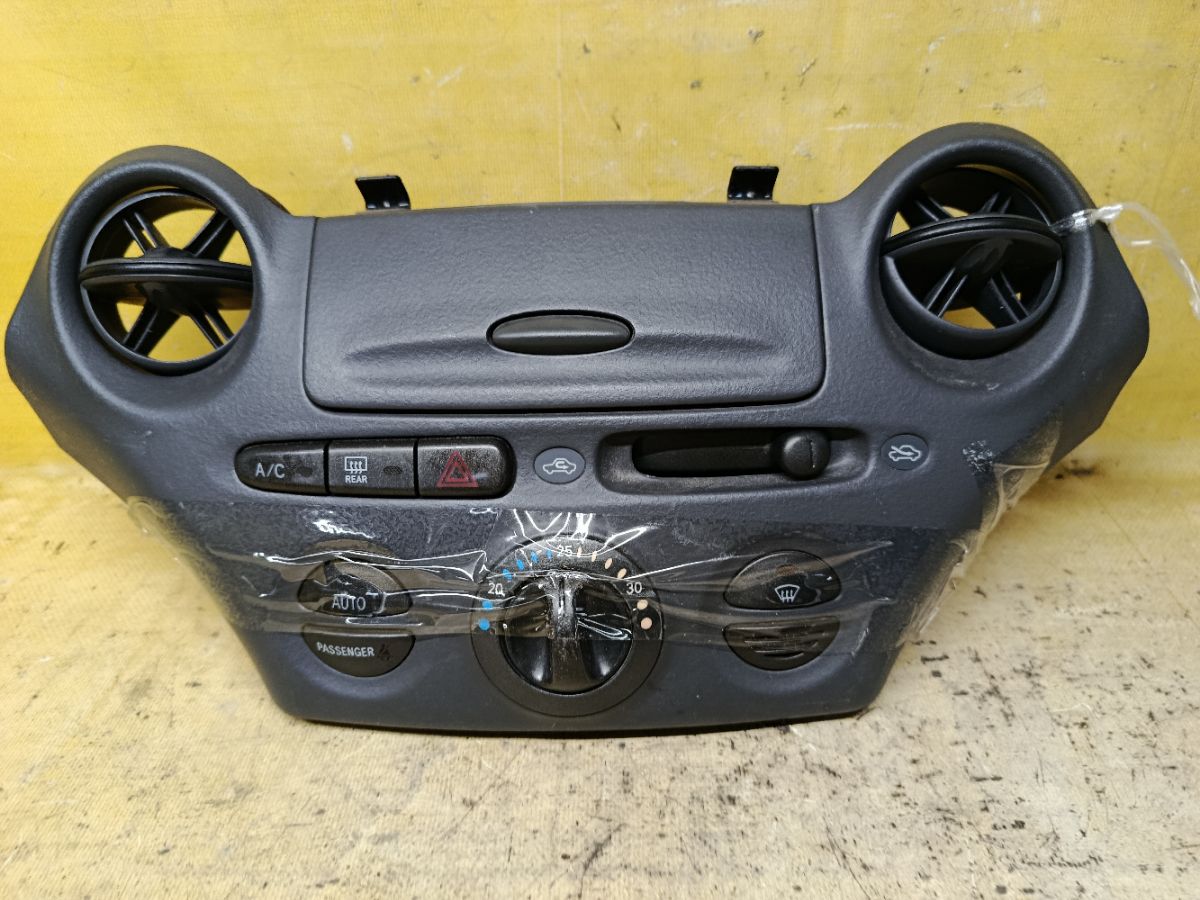 Блок управления климатконтроля на Toyota Vitz SCP10 1SZ-FE Фото 1