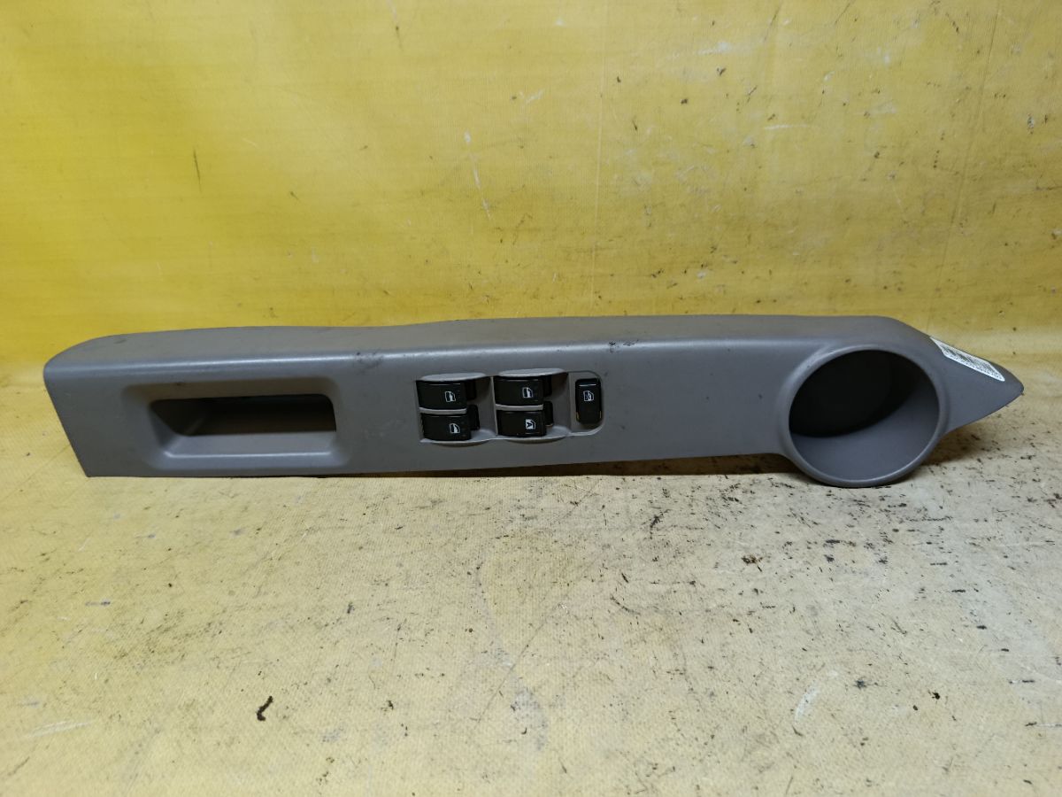 Блок упр-я стеклоподъемниками 84820-B1010 на Toyota Passo QNC10 Фото 1