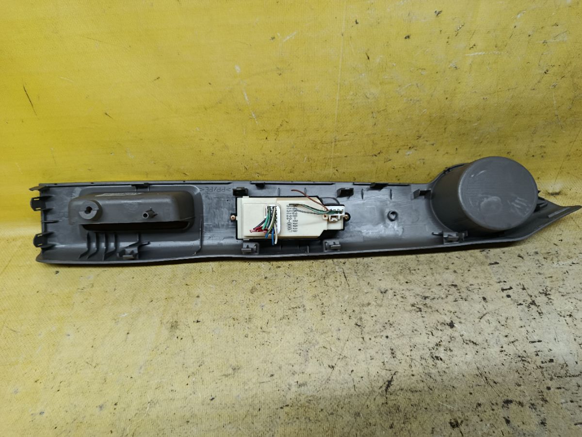 Блок упр-я стеклоподъемниками 84820-B1010 на Toyota Passo QNC10 Фото 2