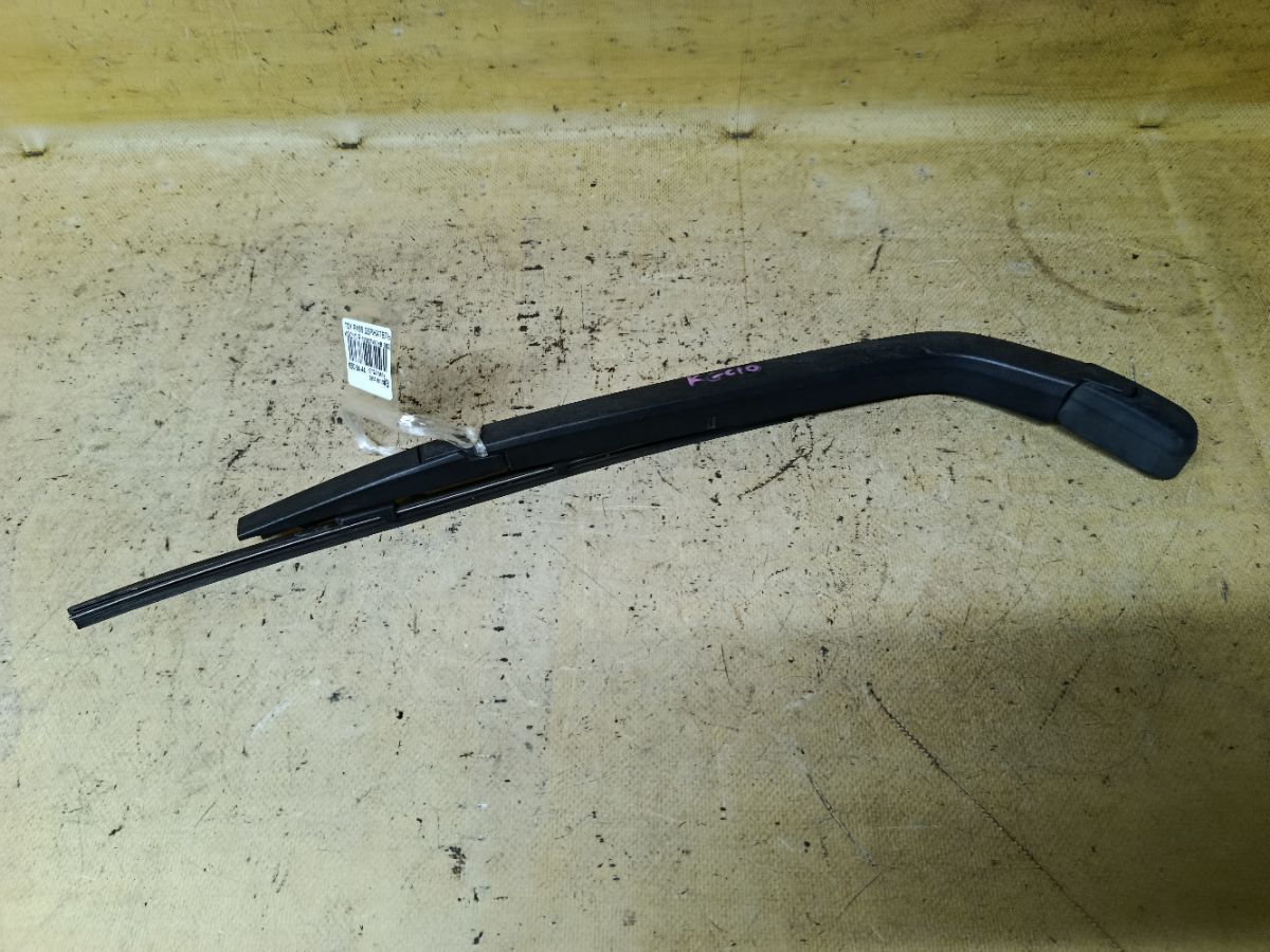 Держатель дворника 85241-B1010 на Toyota Passo KGC10 Фото 1
