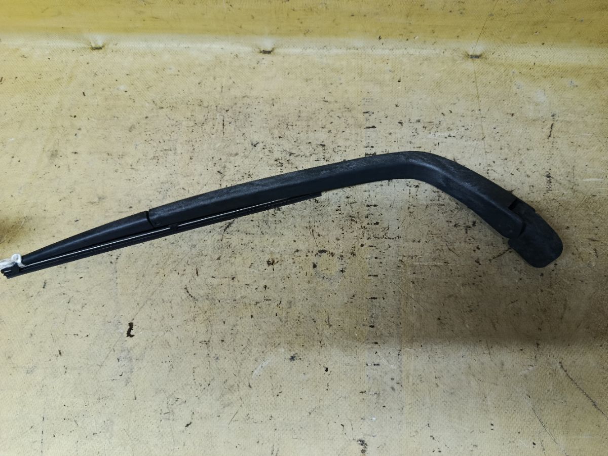 Держатель дворника 85241-52010 на Toyota Vitz NCP10 Фото 1
