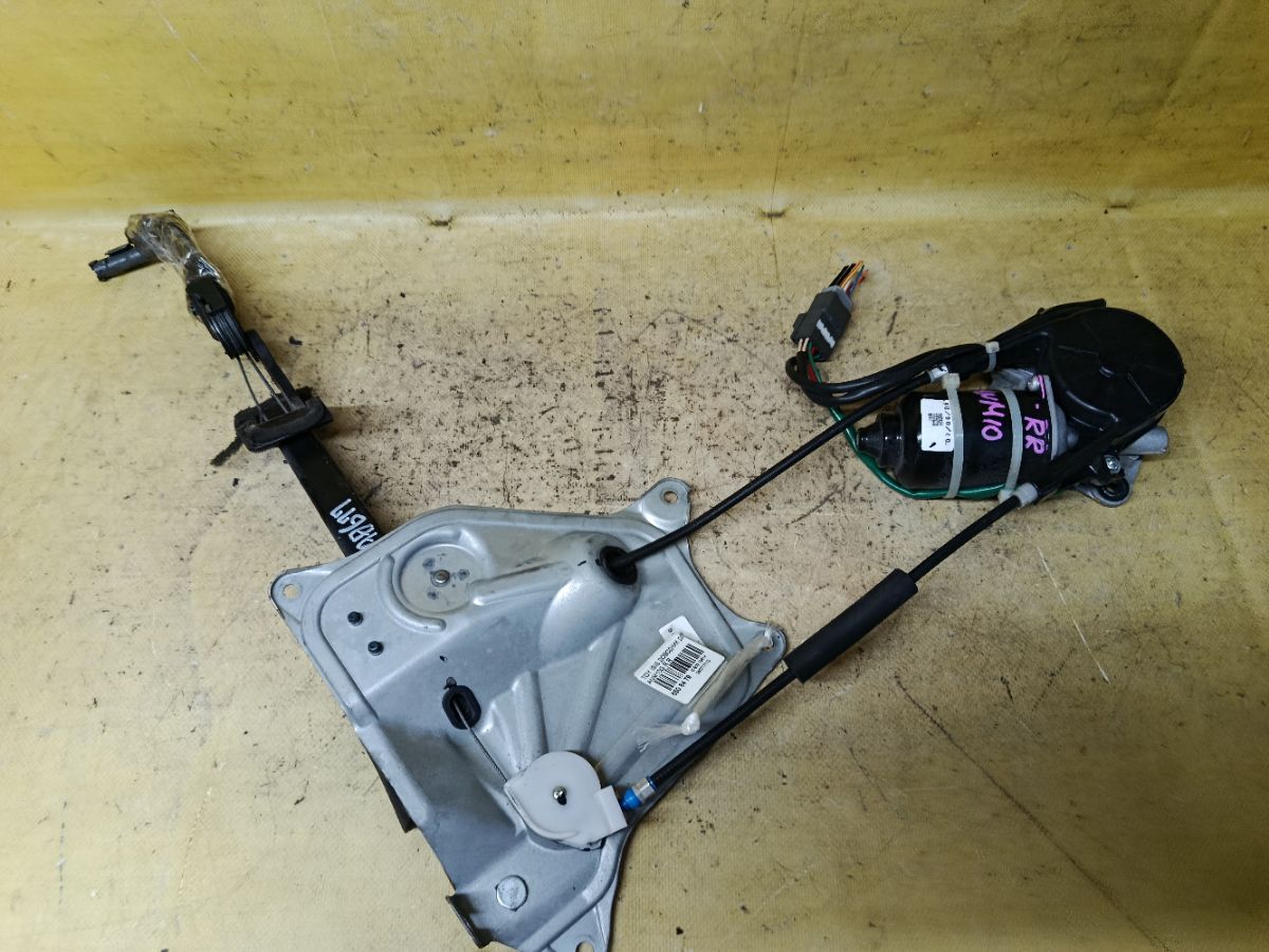 Доводчик двери на Toyota Isis ANM10G Фото 1
