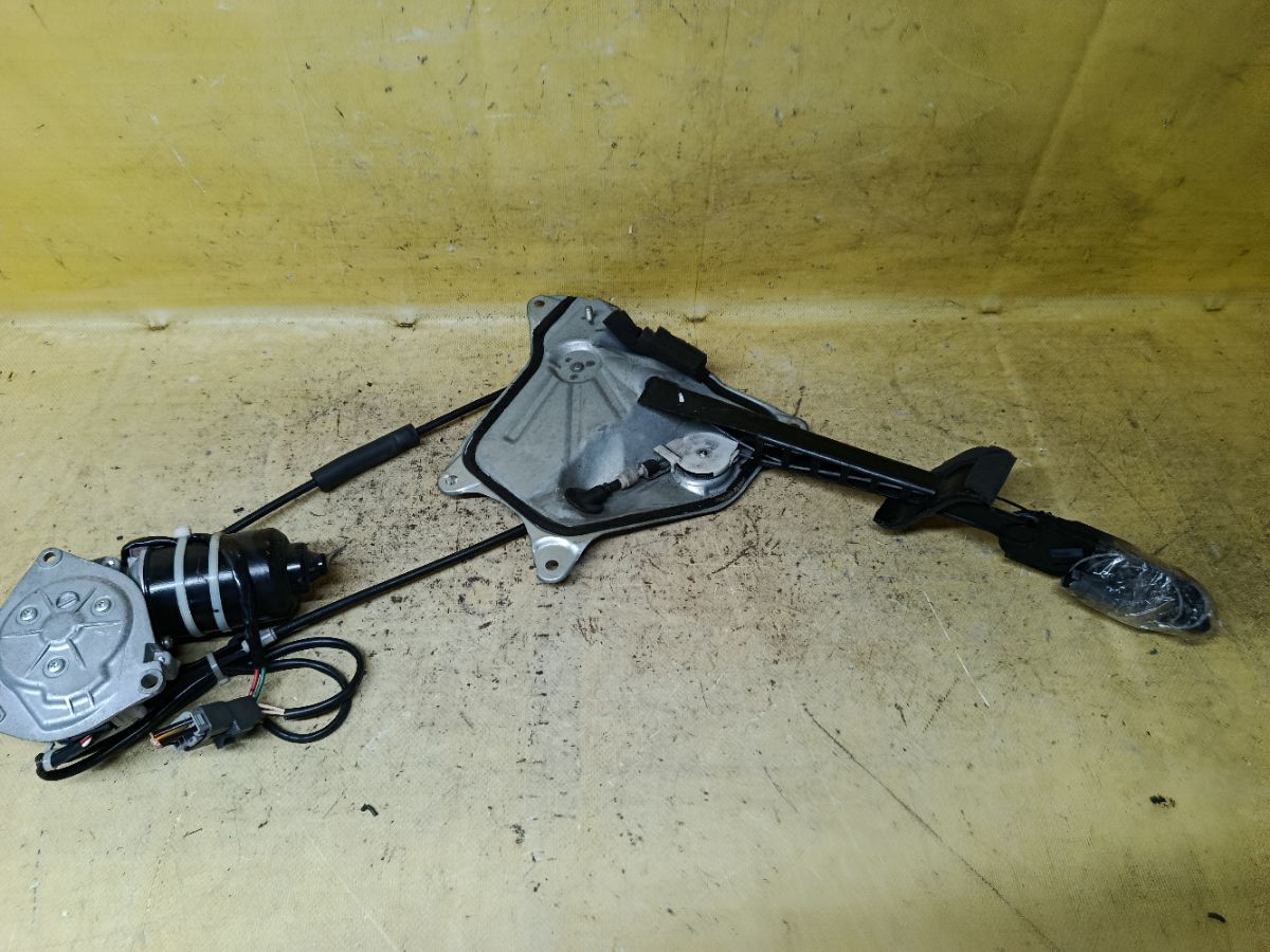 Доводчик двери на Toyota Isis ANM10G Фото 4