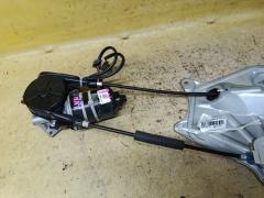Доводчик двери на Toyota Isis ANM10G Фото 3