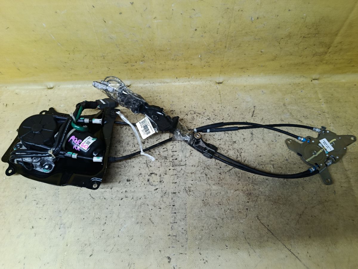Доводчик двери на Toyota Noah AZR60G Фото 1