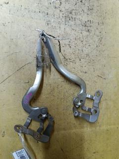 Крепление капота на Toyota Vitz SCP90