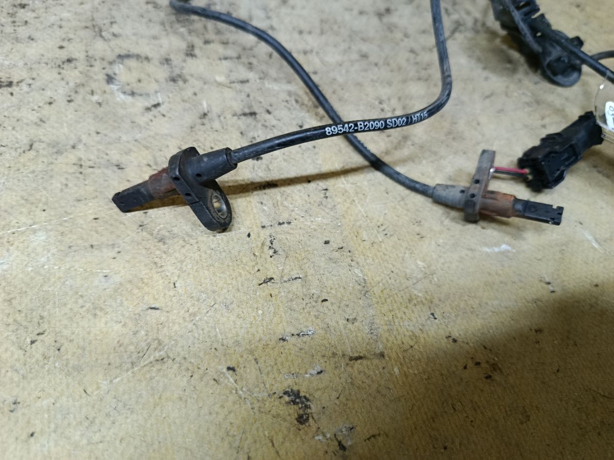 Датчик ABS 89542-B2090, 89543-B2030 на Daihatsu Wake LA700S KF-VE Фото 2