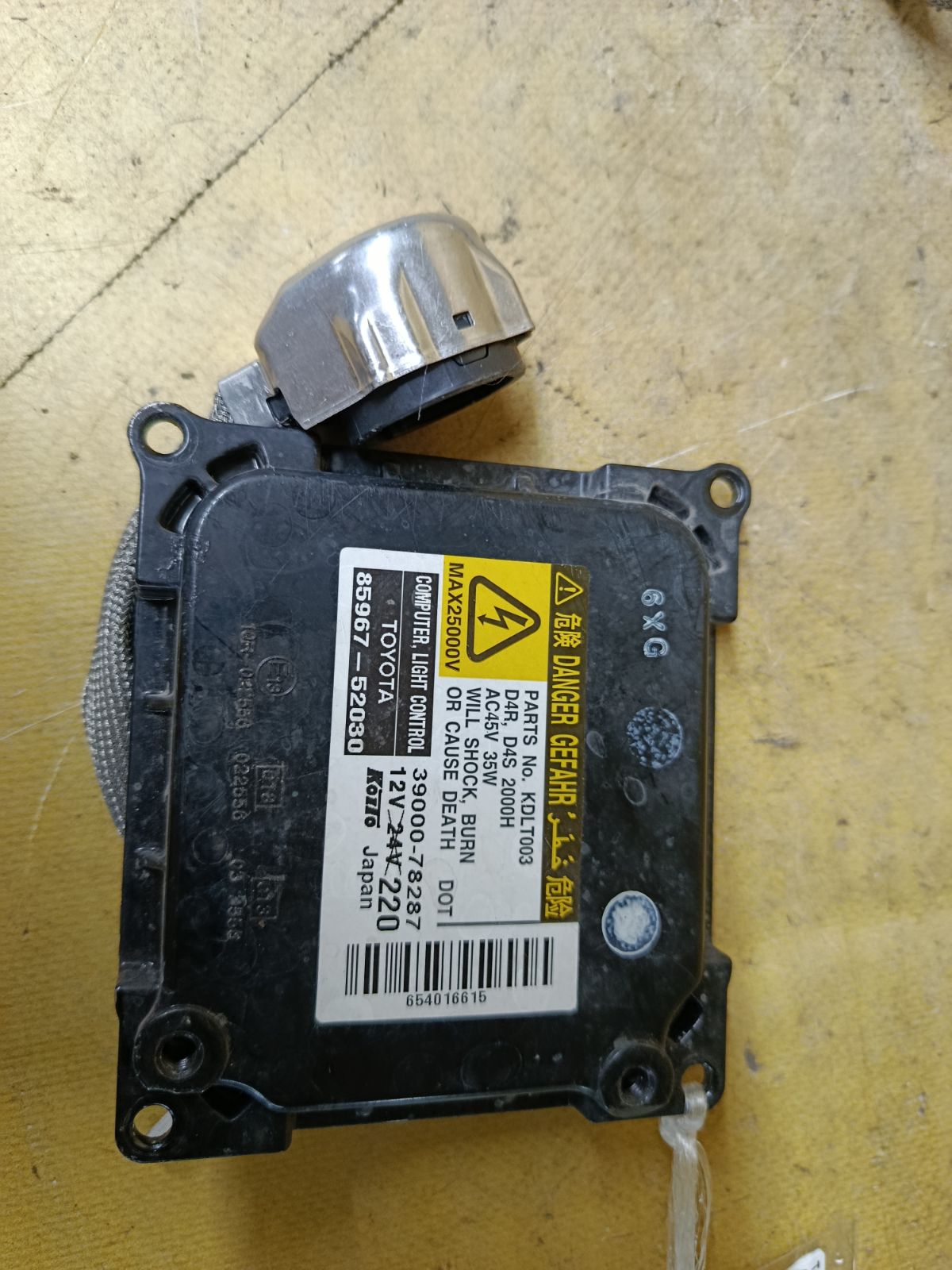 Блок розжига ксенона 85967-52030 на Toyota Noah AZR60G Фото 1