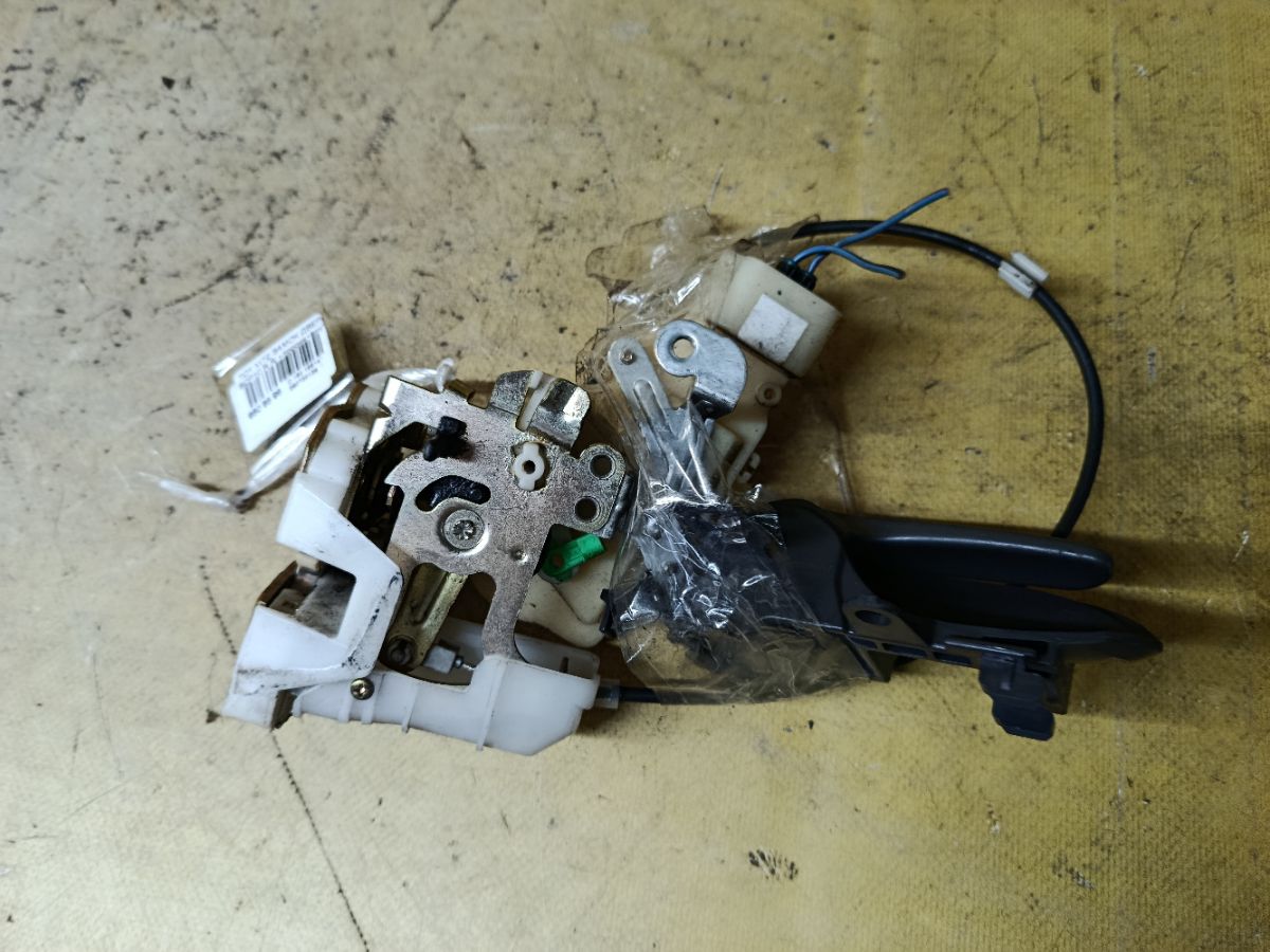 Замок двери на Toyota Vitz SCP10 Фото 1