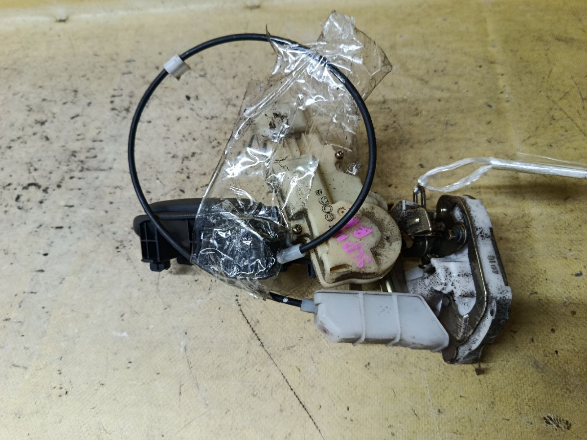 Замок двери на Toyota Vitz SCP10 Фото 2