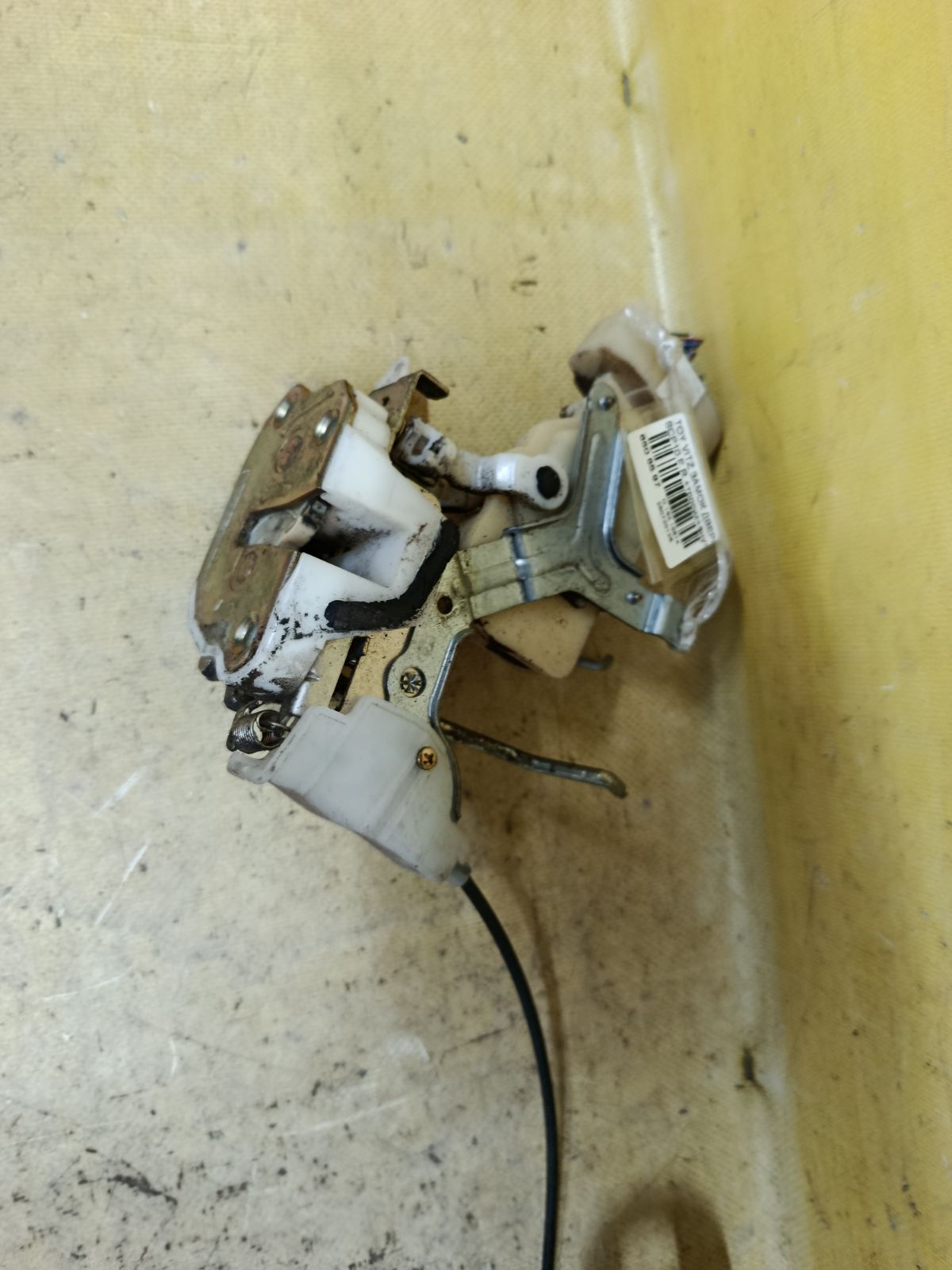 Замок двери на Toyota Vitz SCP10 Фото 2
