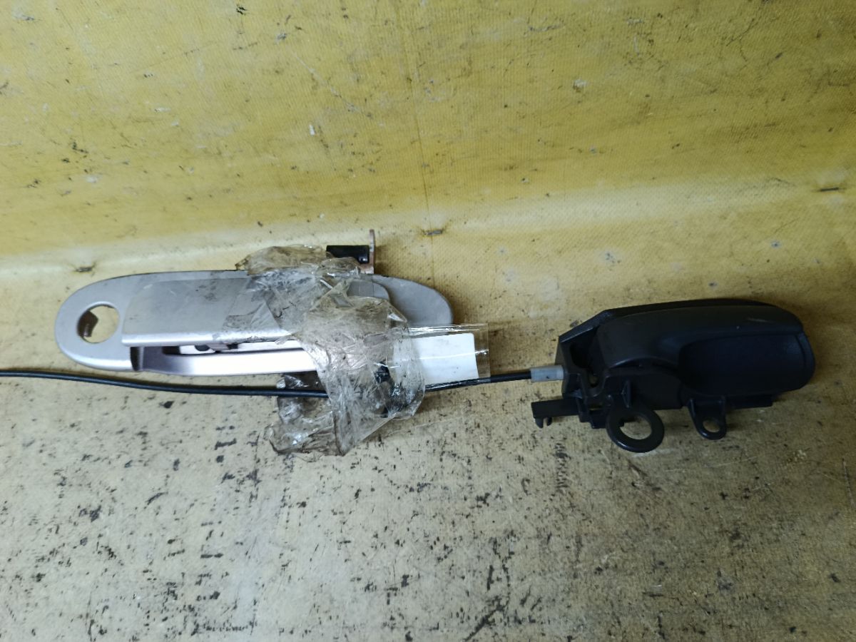 Замок двери на Toyota Vitz SCP10 Фото 3