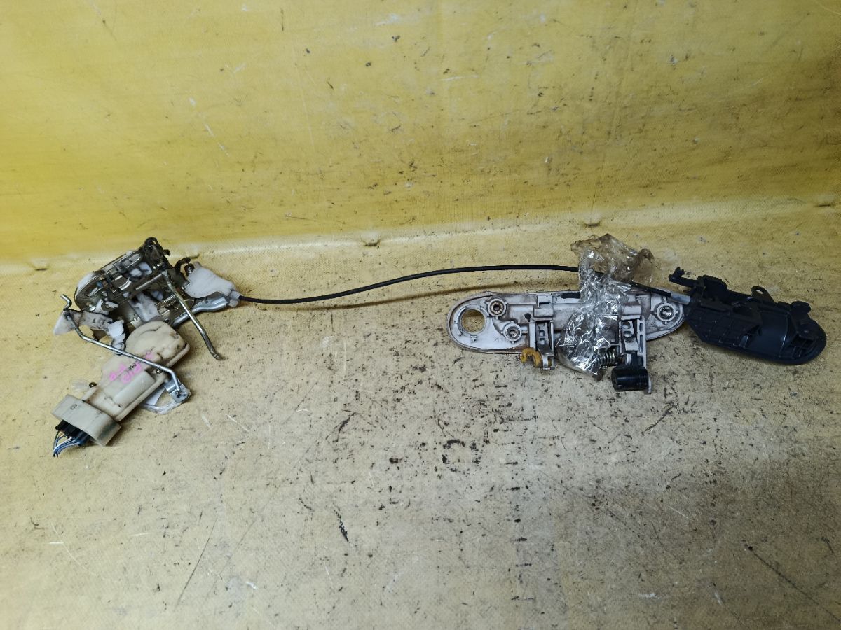 Замок двери на Toyota Vitz SCP10 Фото 4