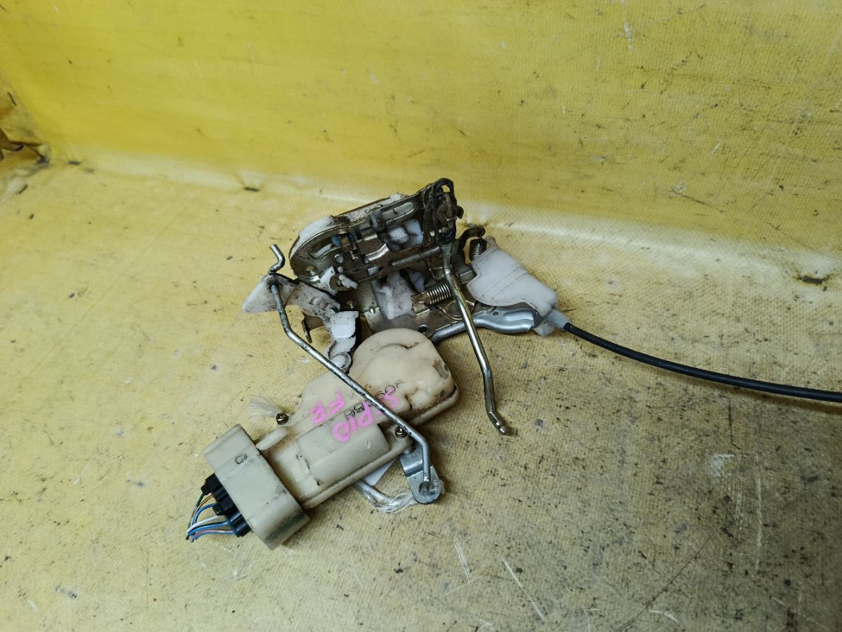 Замок двери на Toyota Vitz SCP10 Фото 6