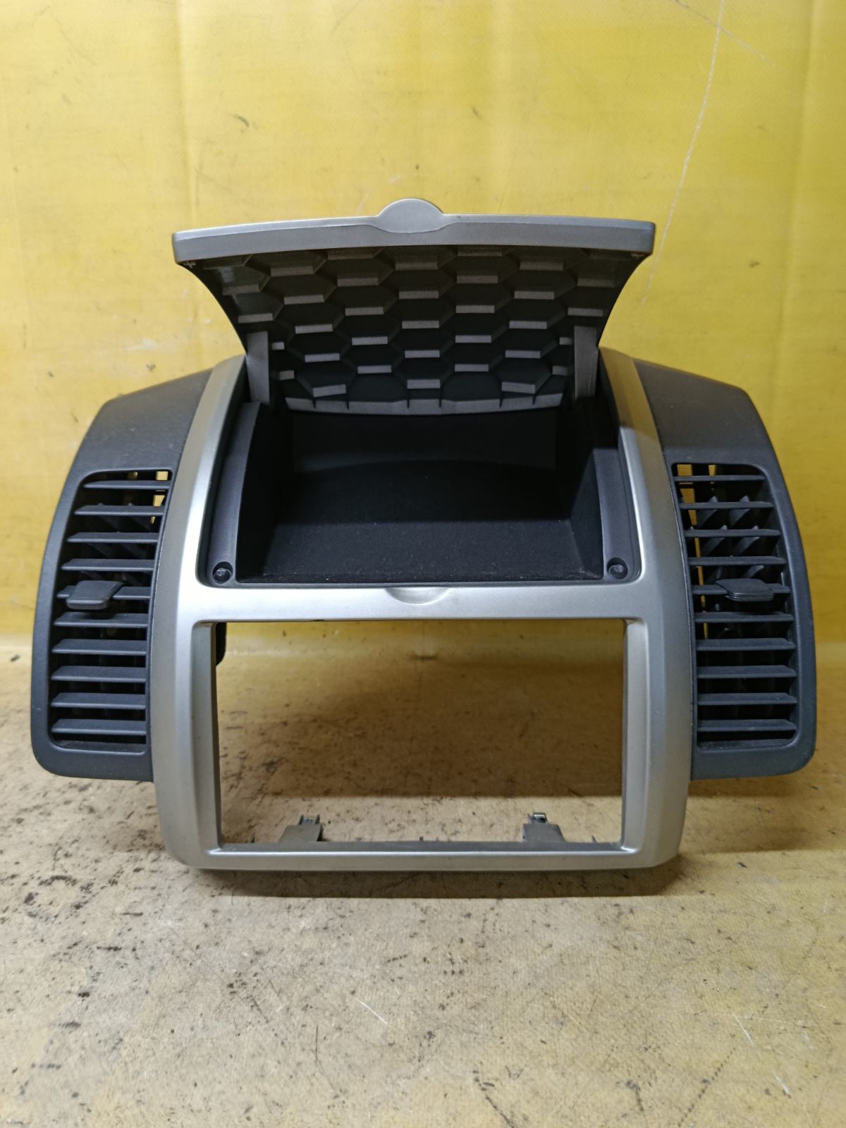 Консоль магнитофона 68260-1U600 на Nissan Note E11 Фото 2