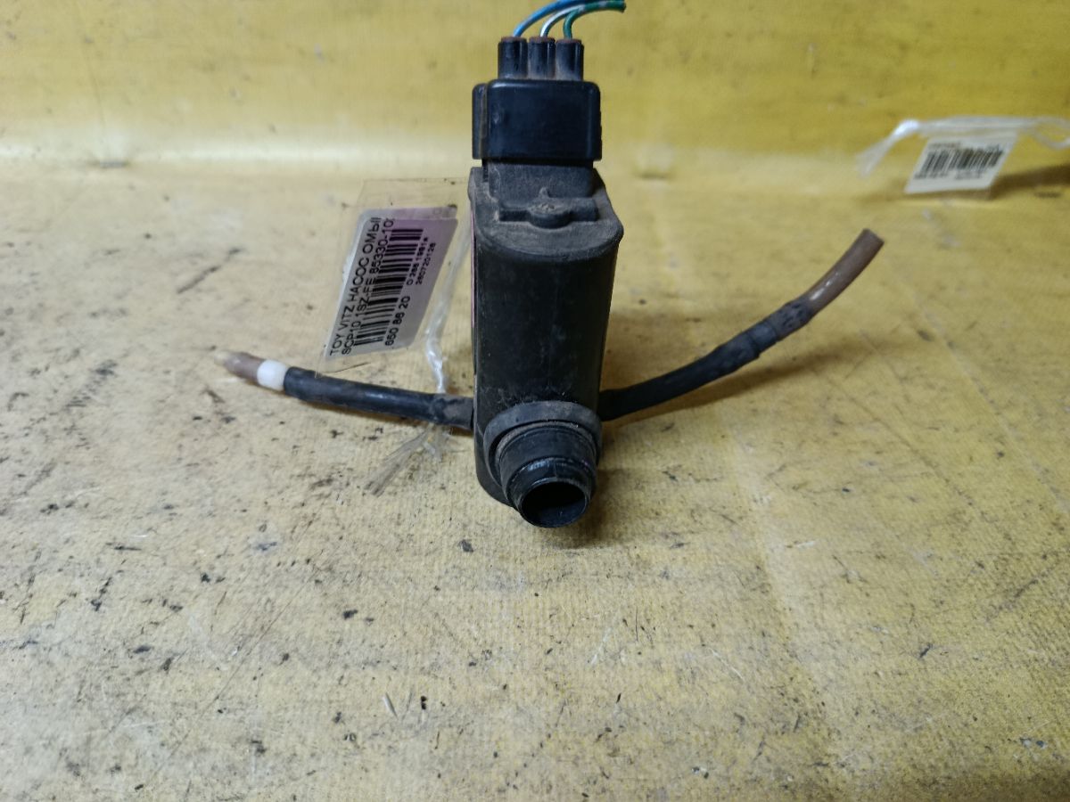 Насос омывателя стекла 85330-10290 на Toyota Vitz SCP10 1SZ-FE Фото 1