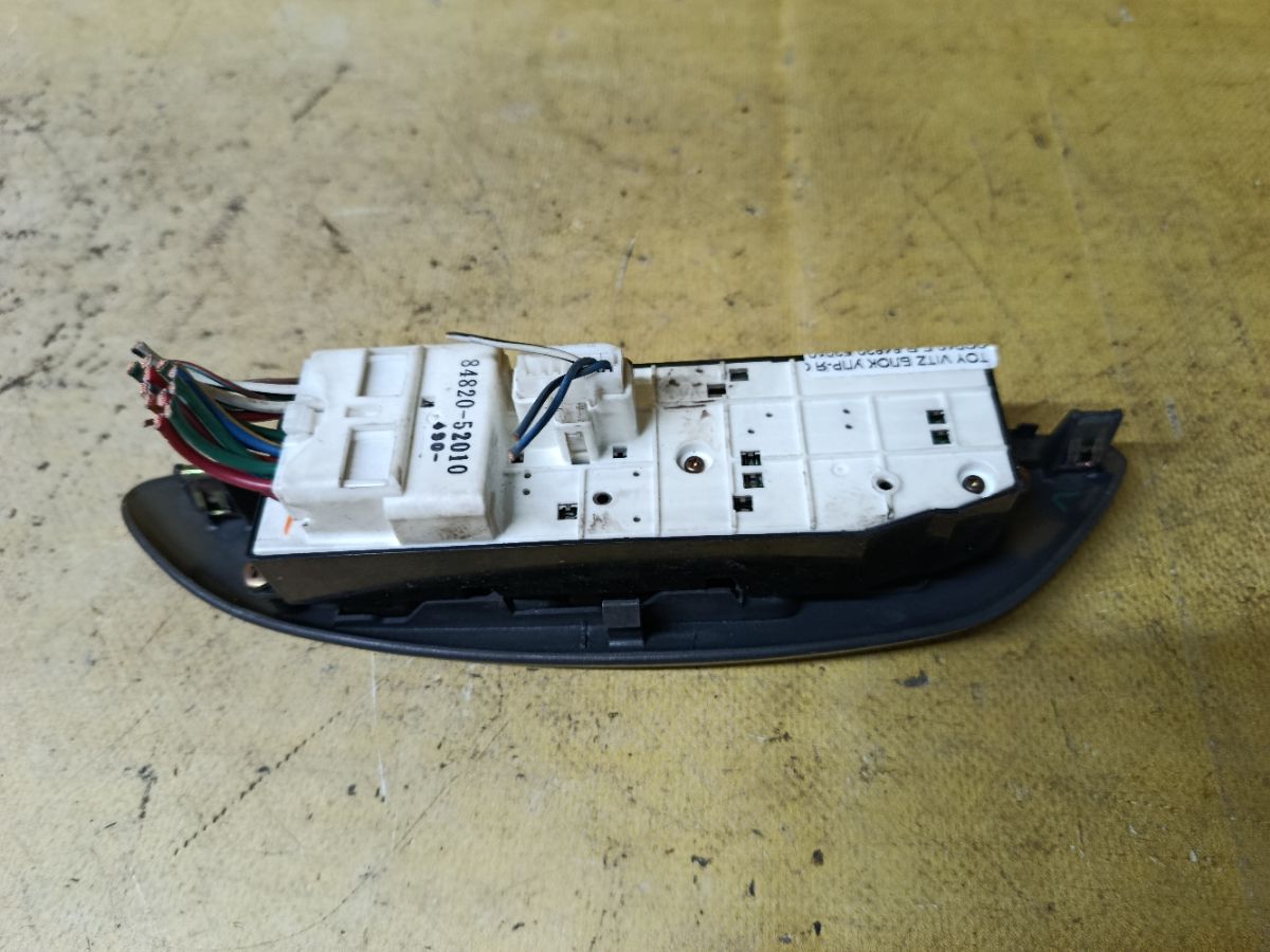 Блок упр-я стеклоподъемниками 84820-52010 на Toyota Vitz SCP10 Фото 2