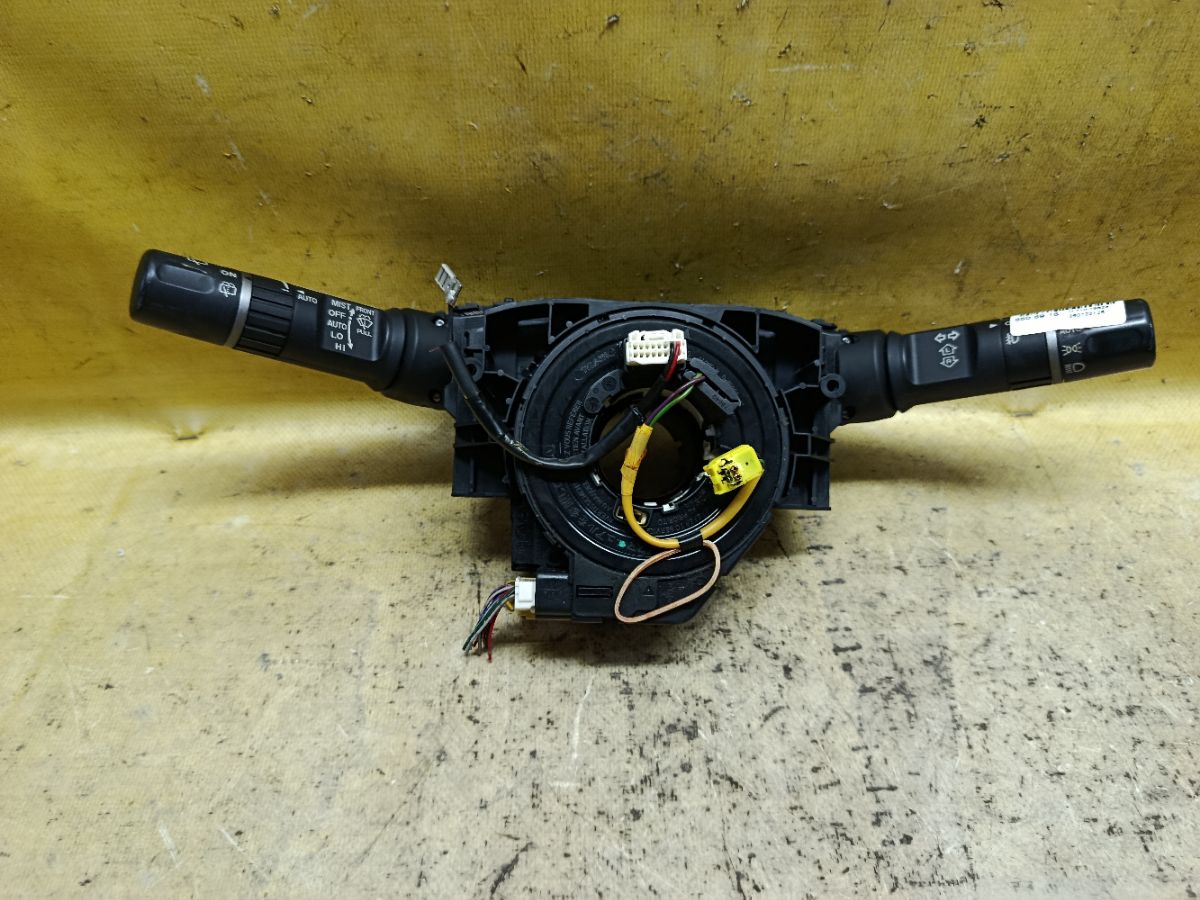 Переключатель поворотов D65666120B, D65266128, D65666122, D65166CS0 на Mazda Demio DE3FS Фото 1