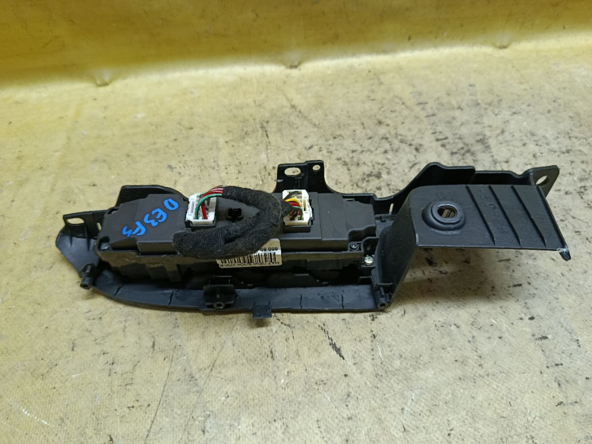 Блок упр-я стеклоподъемниками D65266350B на Mazda Demio DE3FS Фото 2