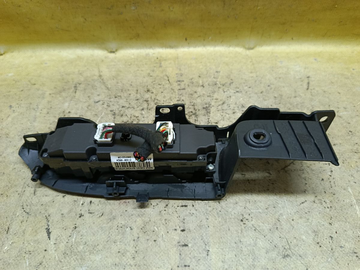 Блок упр-я стеклоподъемниками D65266350B на Mazda Demio DE3FS Фото 2