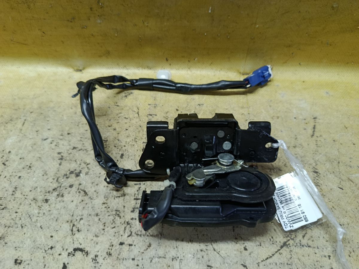 Замок двери на Toyota Prius ZVW30 Фото 2