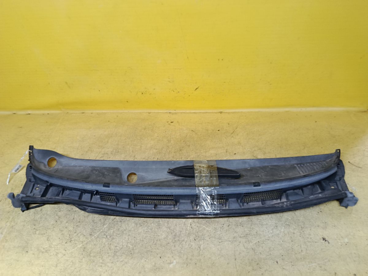 Решетка под лобовое стекло 66862-1U600 на Nissan Note E11 Фото 1