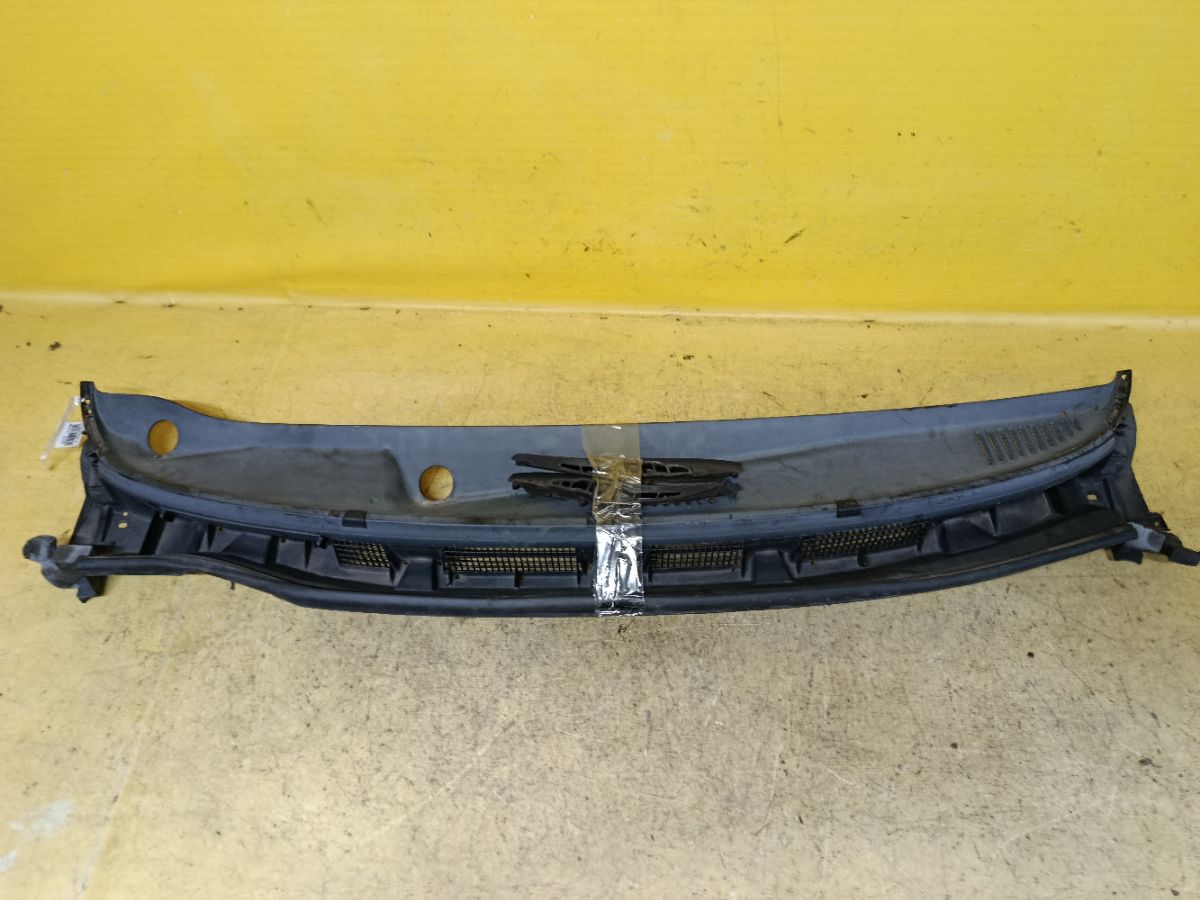 Решетка под лобовое стекло 66862-1U600 на Nissan Note E11 Фото 1