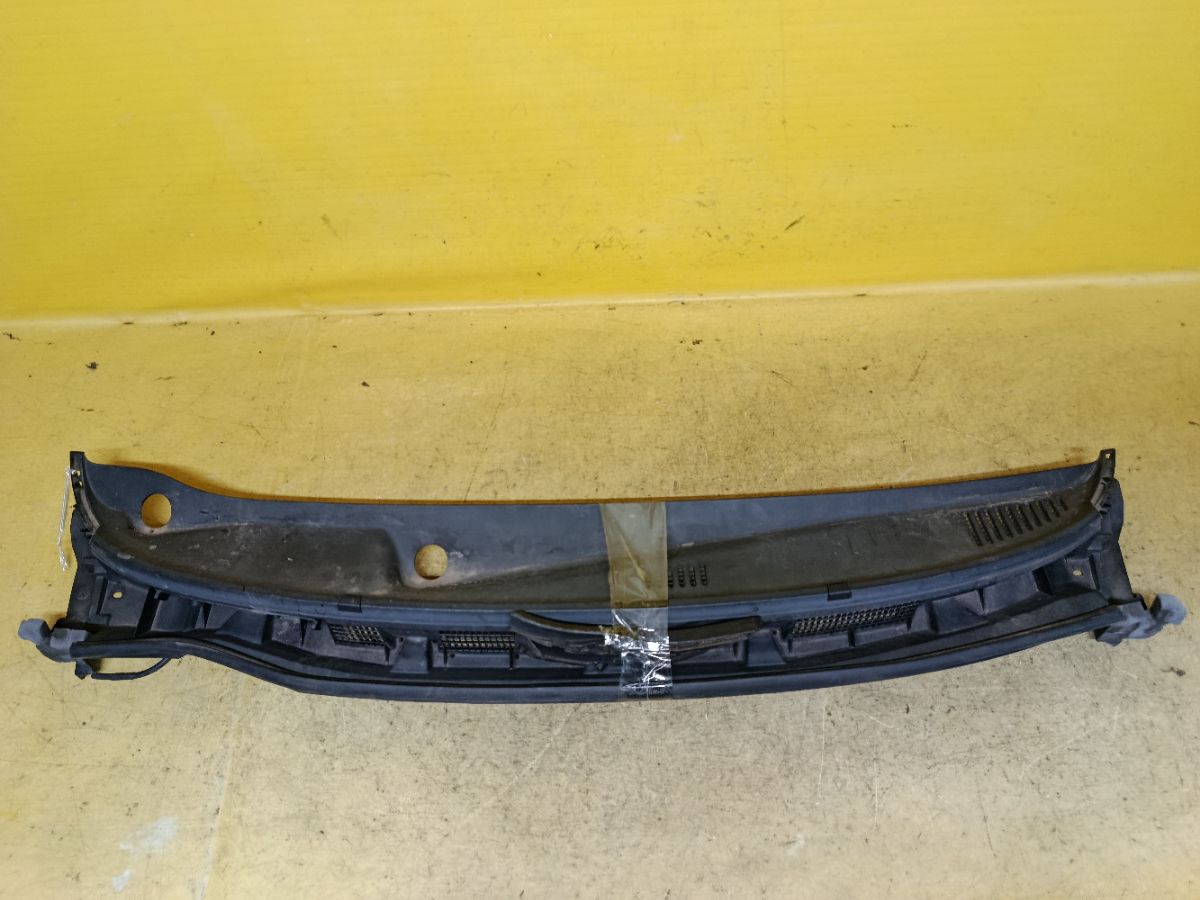 Решетка под лобовое стекло 66862-1U600 на Nissan Note E11 Фото 1