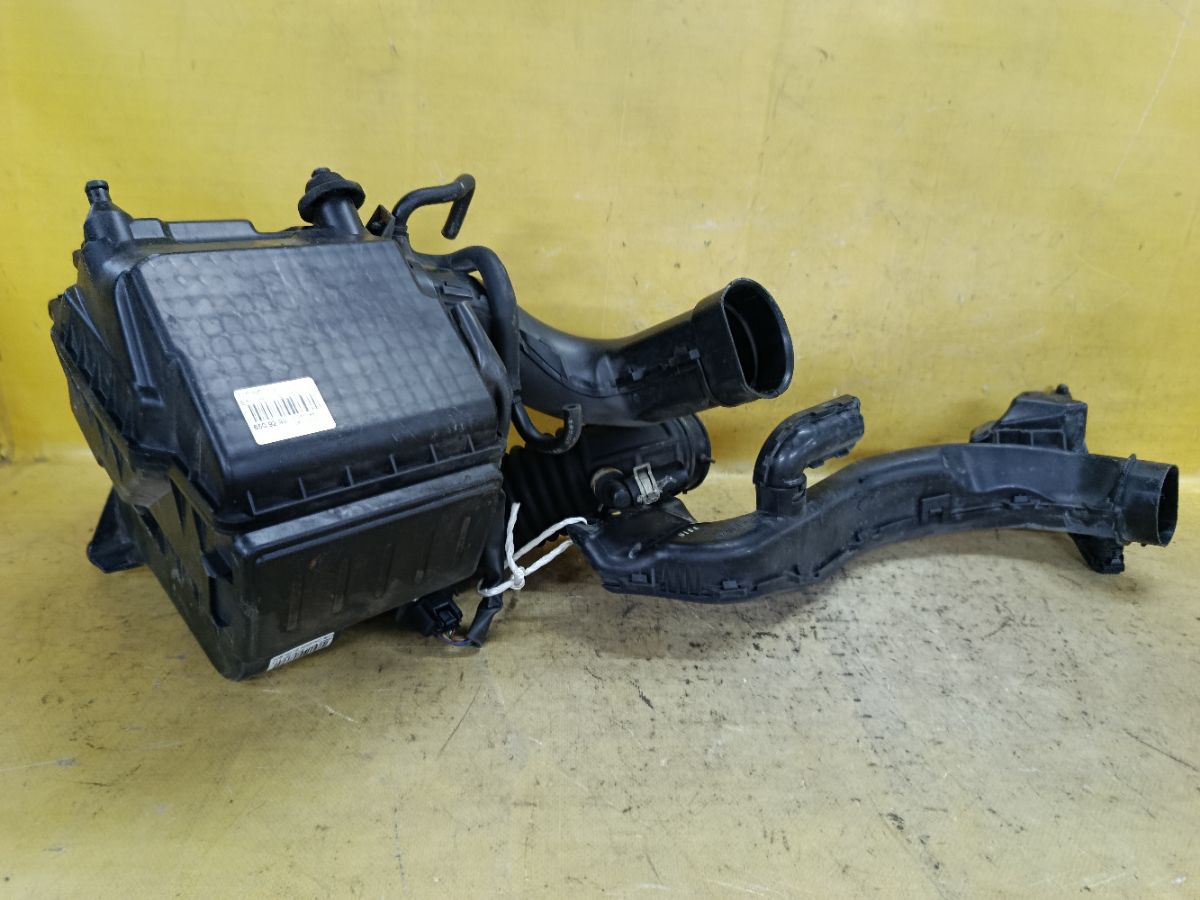Корпус воздушного фильтра 16528ED000 на Nissan Note E11 HR15DE Фото 1
