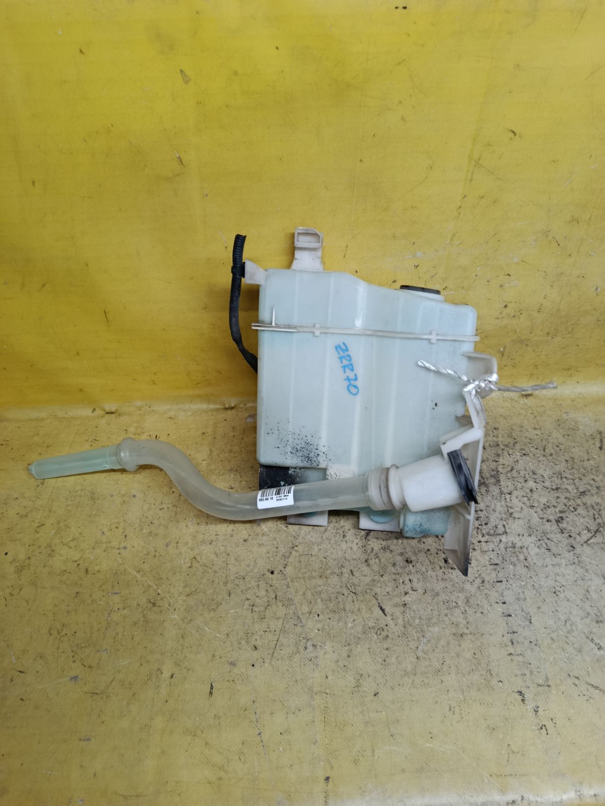 Бачок омывателя 060851-073 на Toyota Noah ZRR70G Фото 1